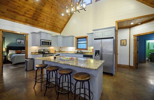 Hochatown Cabin | Single Level Private Lake Retreat! Sleeps 14 Hot Tub