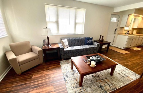 North Versailles House | Single level that sleeps 5 guests