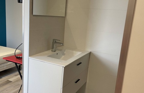 Roye Bed & Breakfast | Single room, business students.