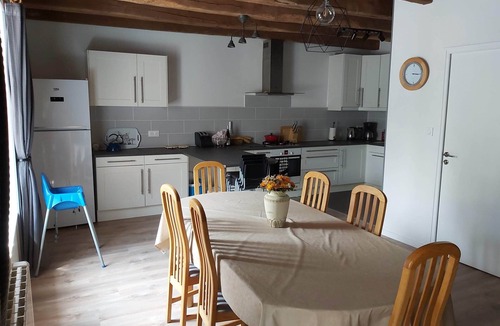 Les Champs-Geraux Hostel | Single room-Family-Shared Bathroom-Courtyard view