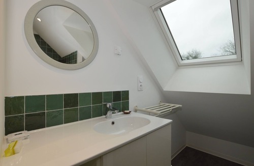 Servon-sur-Vilaine Bed & Breakfast | Single room in Gîte, kitchen and living room.
