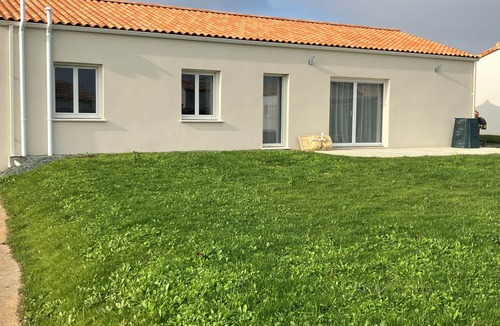 Petosse House | Single-storey house in quiet subdivision