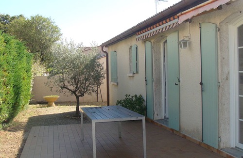 Vergeze House | Single storey house with enclosed garden