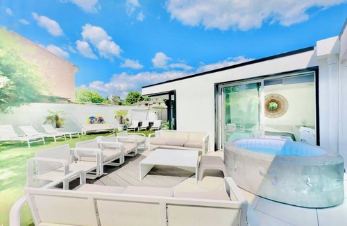 Mons-en-Baroeul Villa | Single-storey, stairless villa with jacuzzi, parking and garden