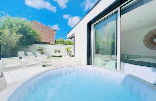 Mons-en-Baroeul Villa | Single-storey, stairless villa with jacuzzi, parking and garden