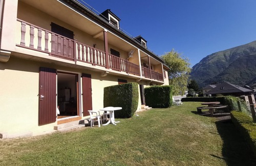 Sazos Apartment | Single-storey studio overlooking the Luz St Sauveur valley - private garden
