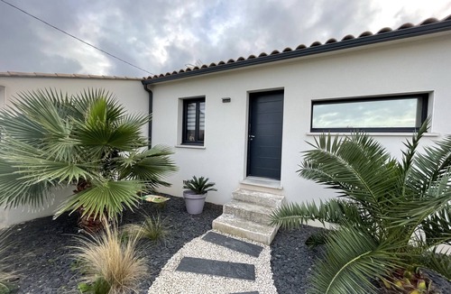 Caveirac House | Single-storey villa with pool