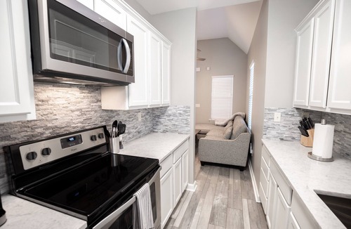 Pinch District House | Single Story - 2 Min to St. Jude - Fenced Patio