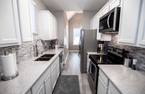 Pinch District House | Single Story - 2 Min to St. Jude - Fenced Patio