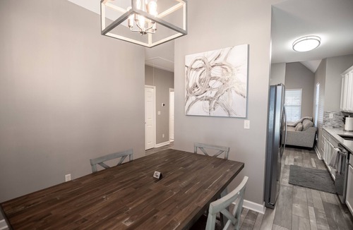Pinch District House | Single Story - 2 Min to St. Jude - Fenced Patio