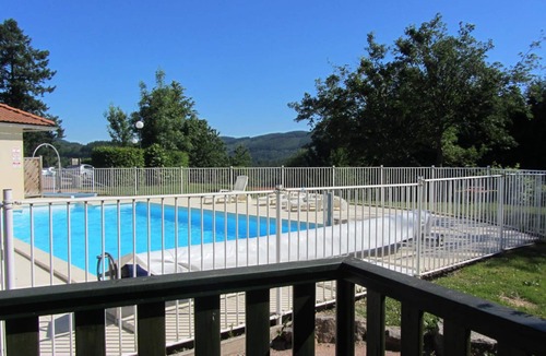 Les Noes Cottage | Single-story chalet with terrace, pets allowed