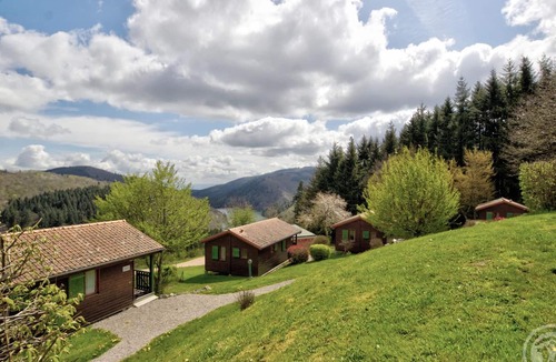 Les Noes Cottage | Single-story chalet with terrace, pets allowed