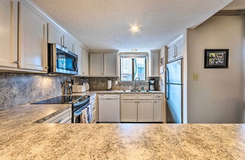 Fairfield Bay Apartment | Single-story Fairfield Bay Condo w/Deck!