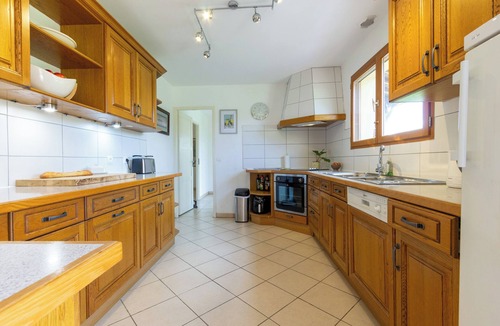 Allemans-du-Dropt Villa | Single-story spacious villa, secure gated and alarmed pool, walk into village.