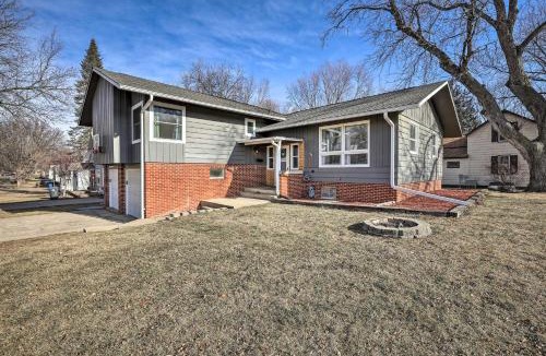 Sioux Center House | Sioux Center Split-Level Home w/Game Room!