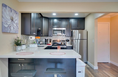 Pleasanton Condo | Sip, Golf & Explore: Pleasanton Retreat!