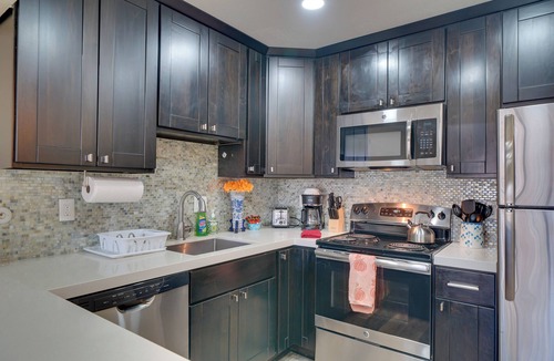 Pleasanton Condo | Sip, Golf & Explore: Pleasanton Retreat!