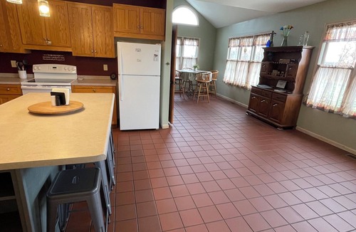 Cobden House | Sip & Stay at StarView Vineyards