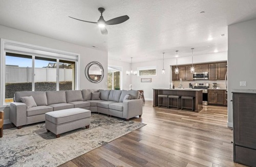 Tri-Cities House | Sip & Stay, Trendy Wine Getaway