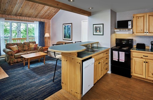 Eagle Lake Hotel | Sir Sam's Inn & Waterspa - Adults Only