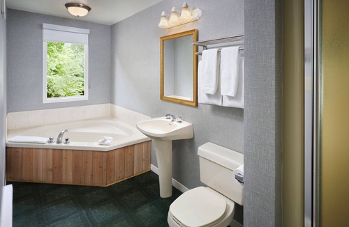 Eagle Lake Hotel | Sir Sam's Inn & Waterspa - Adults Only