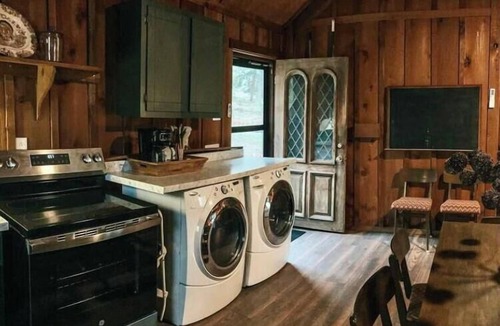 Saratoga House | Sissy’s Cabin on Sunset Dr.