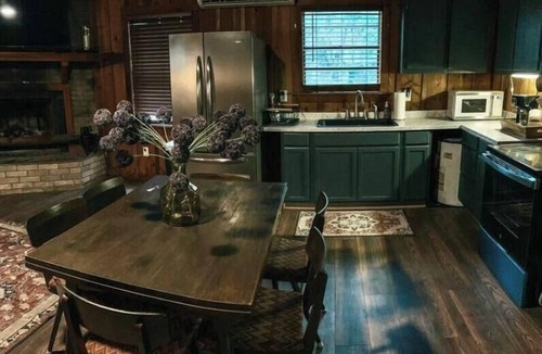 Saratoga House | Sissy’s Cabin on Sunset Dr.