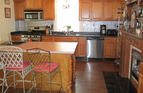 Davenport House | Sister Private Victorian Manor Sleeps 16-7 baths Reunions, Graduations, Weddings