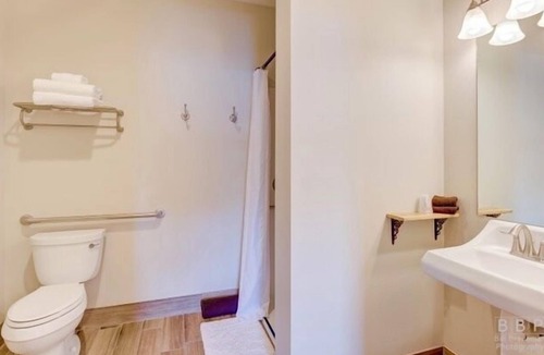 Sisters Hotel | Sisters Bunkhouse Room 1