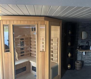 Portet-sur-Garonne House | Sisters spa room