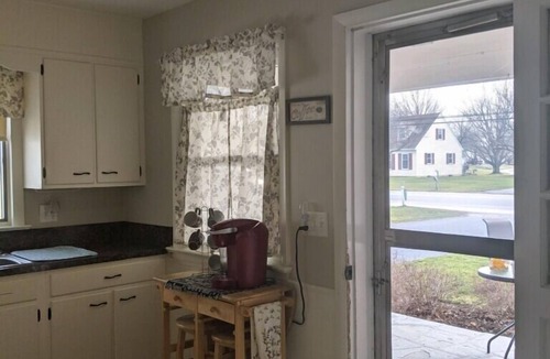 Gordonville House | Sit on the porch and watch all the buggies pass bynnn nnnnnnnnnnnnnnnn