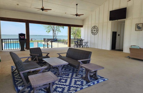 Kerens RV Rental | Site 182 @ Peninsula Point