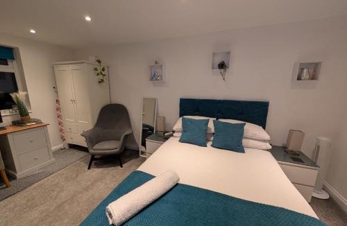 Bobbing Apartment | Sittingbourne 1 bed self-contained annex, with parking