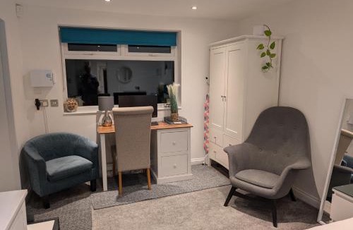 Bobbing Apartment | Sittingbourne 1 bed self-contained annex, with parking