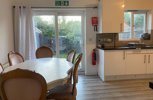 Sittingbourne House | Sittingbourne Serenity - Spacious 4-Bed House