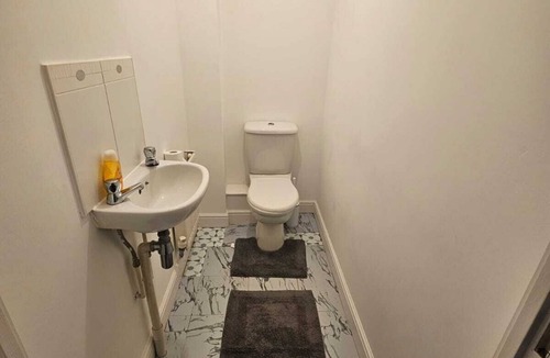 Sittingbourne House | Sittingbourne Serenity - Spacious 4-Bed House