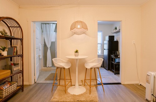 Gold Hill Apartment | Situated in a Gold Hill neighborhood that offers the convenience of I-5 access and the beauty of Rogue River views. A perfect, quick stopover point.