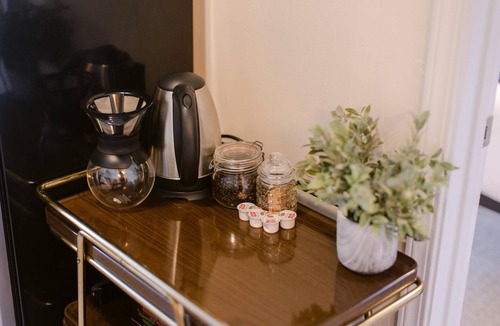 Gold Hill Apartment | Situated in a Gold Hill neighborhood that offers the convenience of I-5 access and the beauty of Rogue River views. A perfect, quick stopover point.