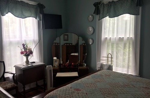 Roselawn Finance Bed & Breakfast | Six Acres Bed & Breakfast