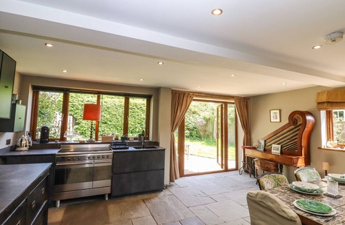 Beckley Cottage | SIX ACRES HOUSE, pet friendly, with open fire in Peasmarsh