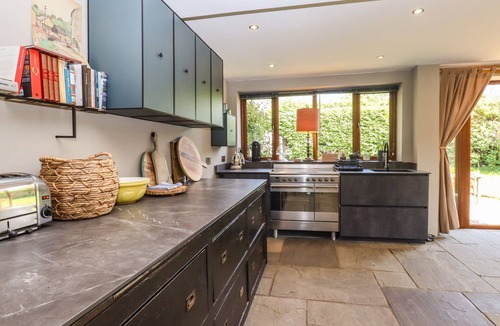 Beckley Cottage | SIX ACRES HOUSE, pet friendly, with open fire in Peasmarsh