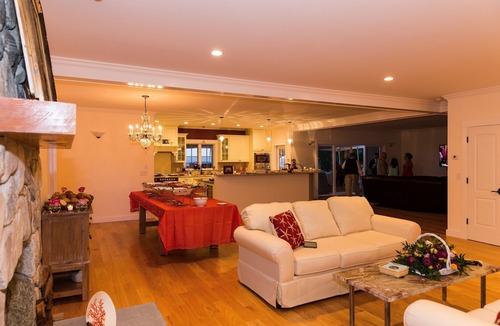 West Tisbury House | SIX BEDROOM COMPOUND W/CENTRAL AIR IN IDYLLIC SETTING