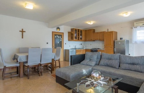 Lisicici House | Six Bedroom Holiday House With Pool