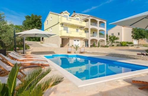 Lisicici House | Six Bedroom Holiday House With Pool