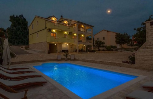 Lisicici House | Six Bedroom Holiday House With Pool