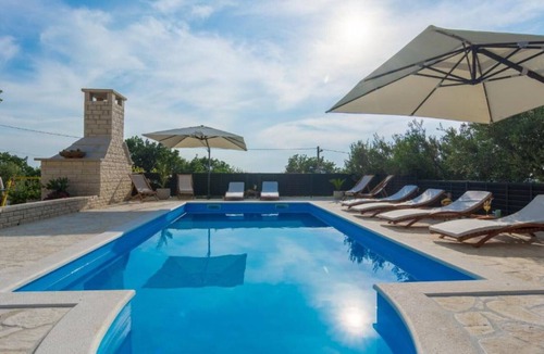 Lisicici House | Six Bedroom Holiday House With Pool