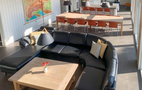 Handrup House | Six-Bedroom Holiday Home In Ebeltoft