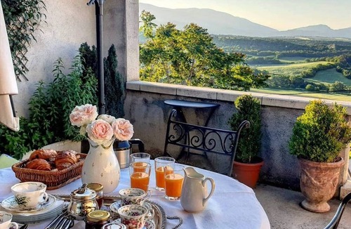 Puimoisson Bed & Breakfast | Six candles were counted to me.