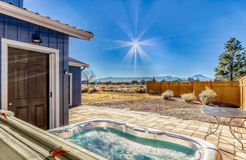 Bend House | Six Mountain View