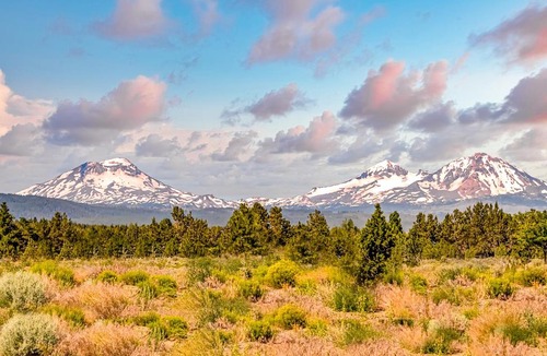 Bend House | Six Mountain View